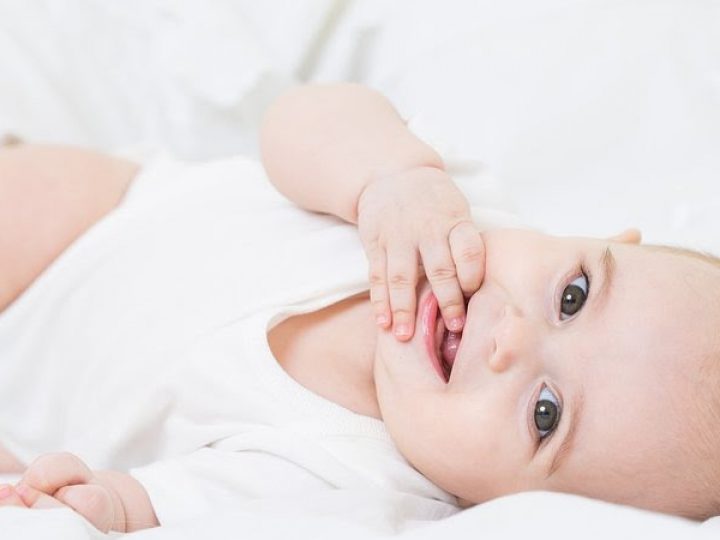 Wybór mleka następnego dla półrocznego dziecka – mleko modyfikowane a ekologiczne mleko modyfikowane