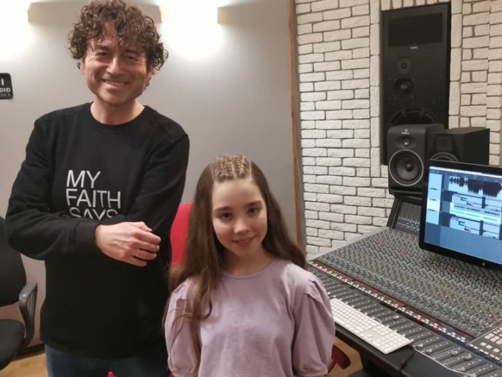 10-letnia Tosia z Cieszyna nagrała piosenkę pod okiem Piotra Rubika