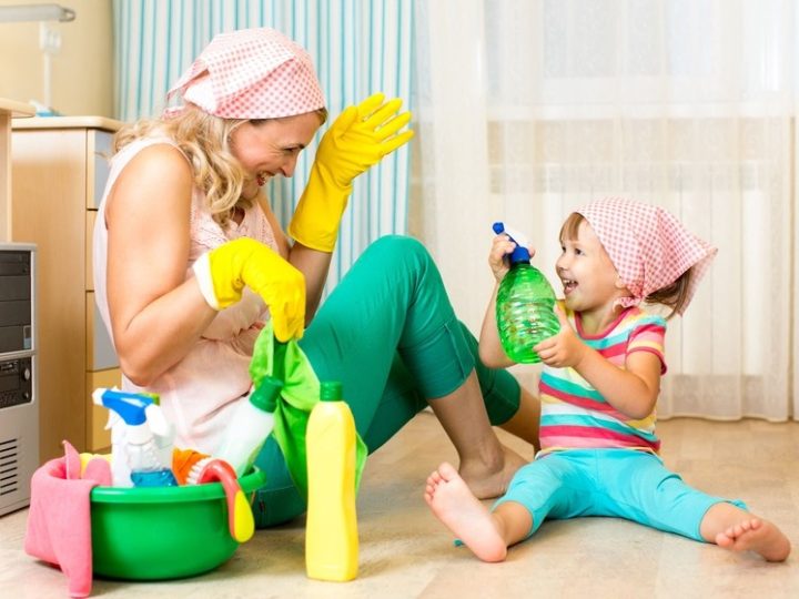 Jak ogarnąć sprzątanie i opiekę nad dzieckiem? Sprawdź nasze sposoby!